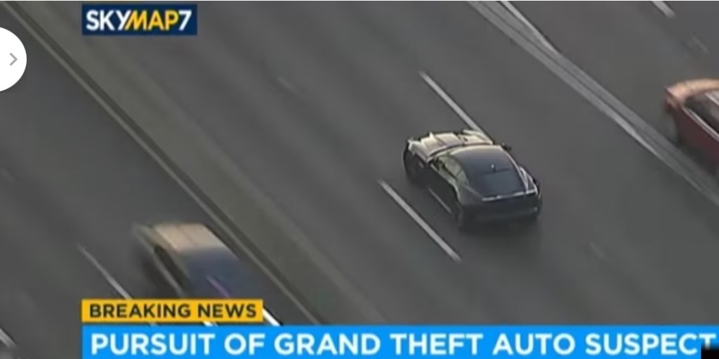 Fleeing from the police with the Jaguar: escape with a GTA style “trick”.