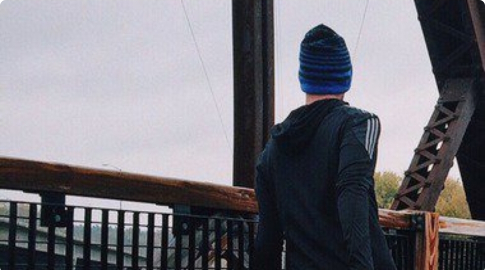 25-year-old boy kills himself by jumping from the bridge a few hours after graduation. The note for the parents who had reported him&nbsp;missing