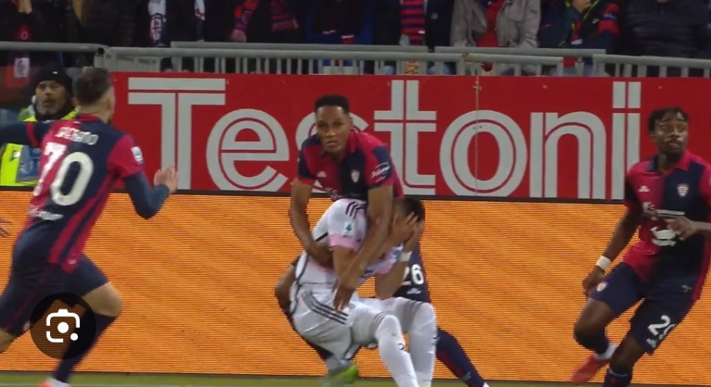 Alcaraz, Mina smashes his head with an&nbsp;elbow