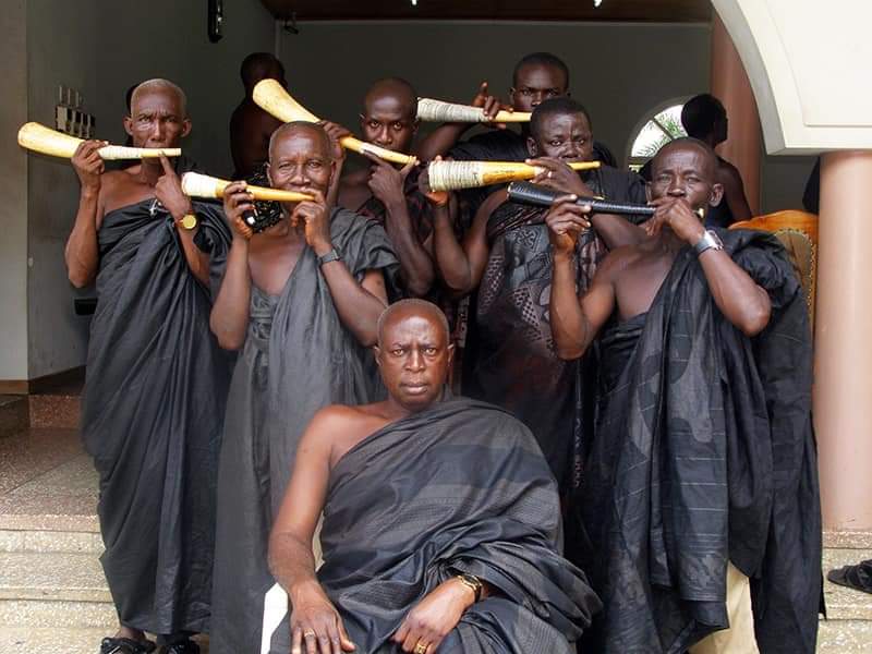 The seven trumpets include one seseɛ (the sayer), two afrɛ (the callers), two agyesoa (the responders) and one bɔsoɔ (the&nbsp;reinforcer).